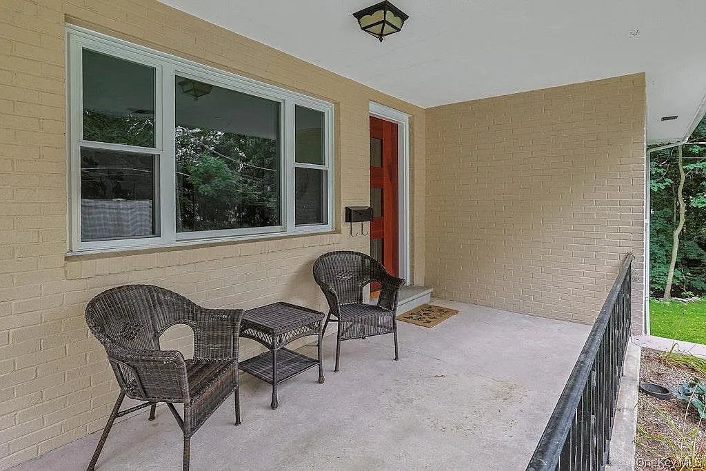 3 bed, 2.0 bath, 1715 sqft, $6,000 — Photo 3