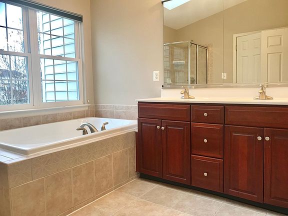4th image of 22563 Welborne Manor Sq
