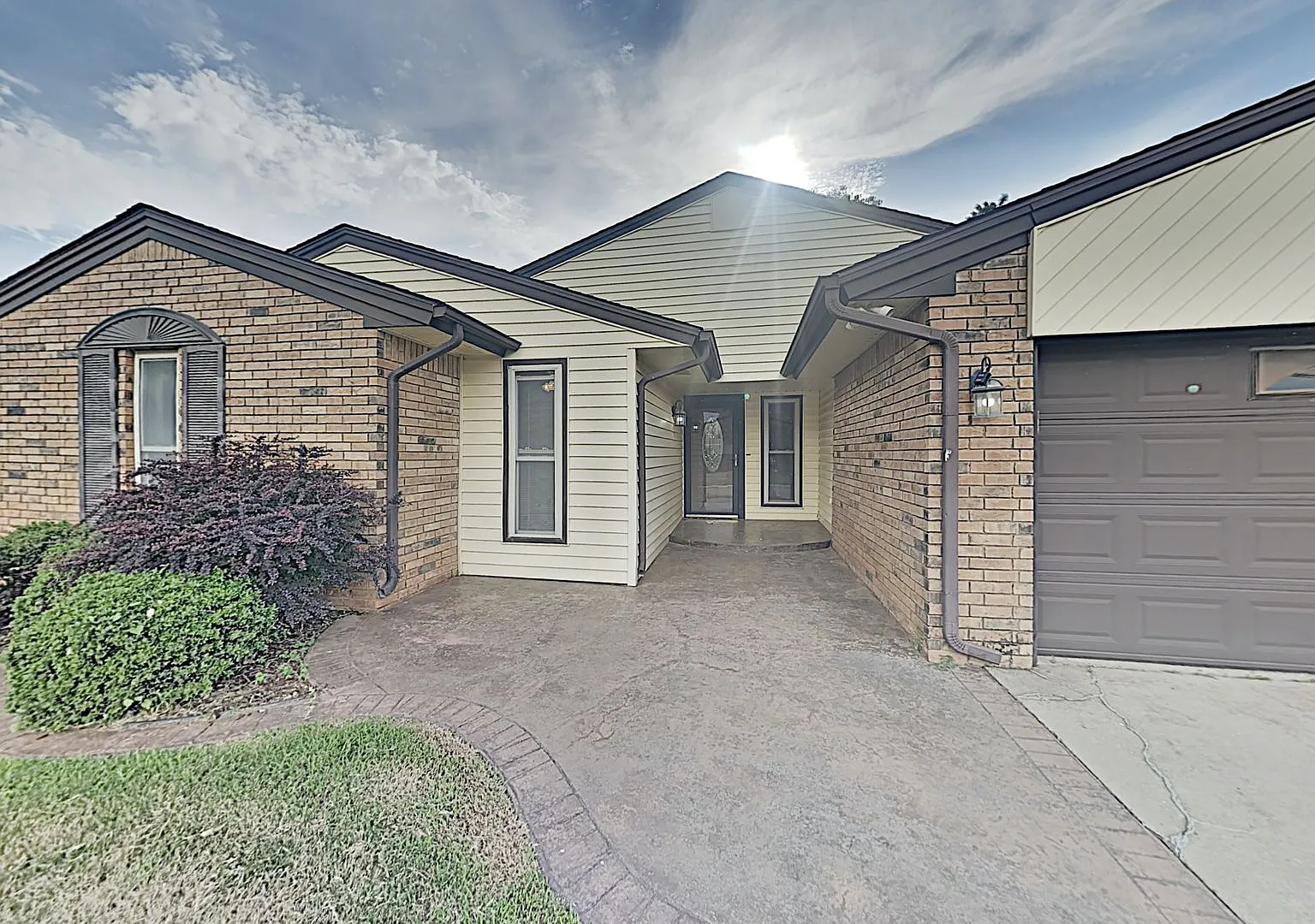 Large 3 Bedroom 2 Bathroom Home in Yukon Schools with Storm Shelter — Photo 2