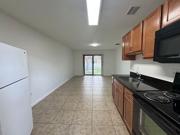 5th image of 1041 NE 10th Ave APT 2