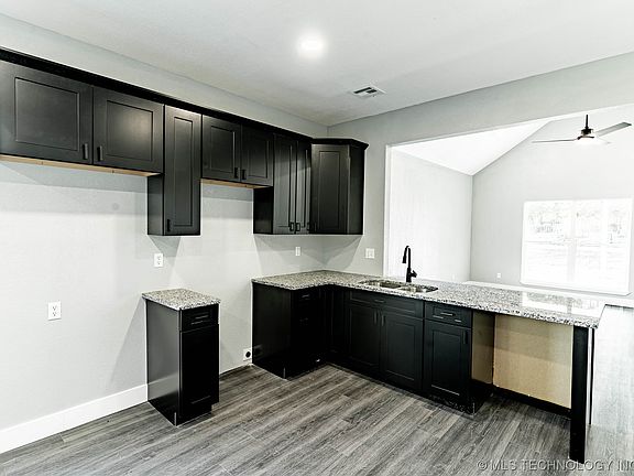 5th image of 920 N Elizabeth St
