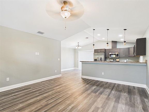 5th image of 723 Adams St