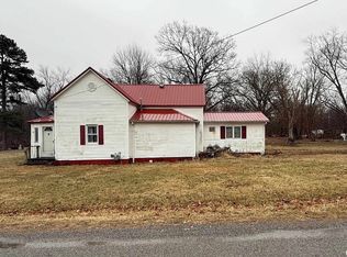 588 Pine Rd, Eldorado, IL 62930