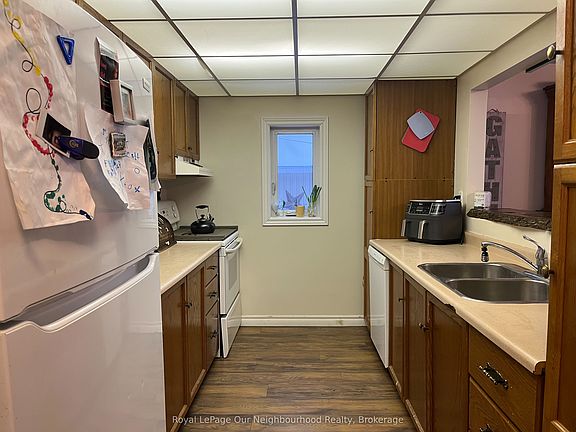 4th image of 72 Lakeshore Rd