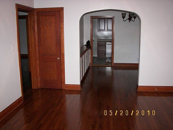 Lv Rm back thru Dng Rm