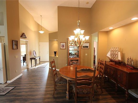4th image of 440 Winward Ln