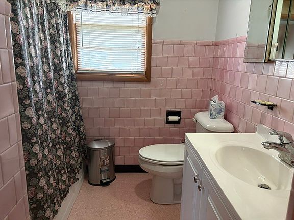5th image of 2108 Manor Ln