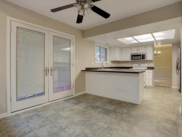 10701 Hobbit Ln — Photo 18