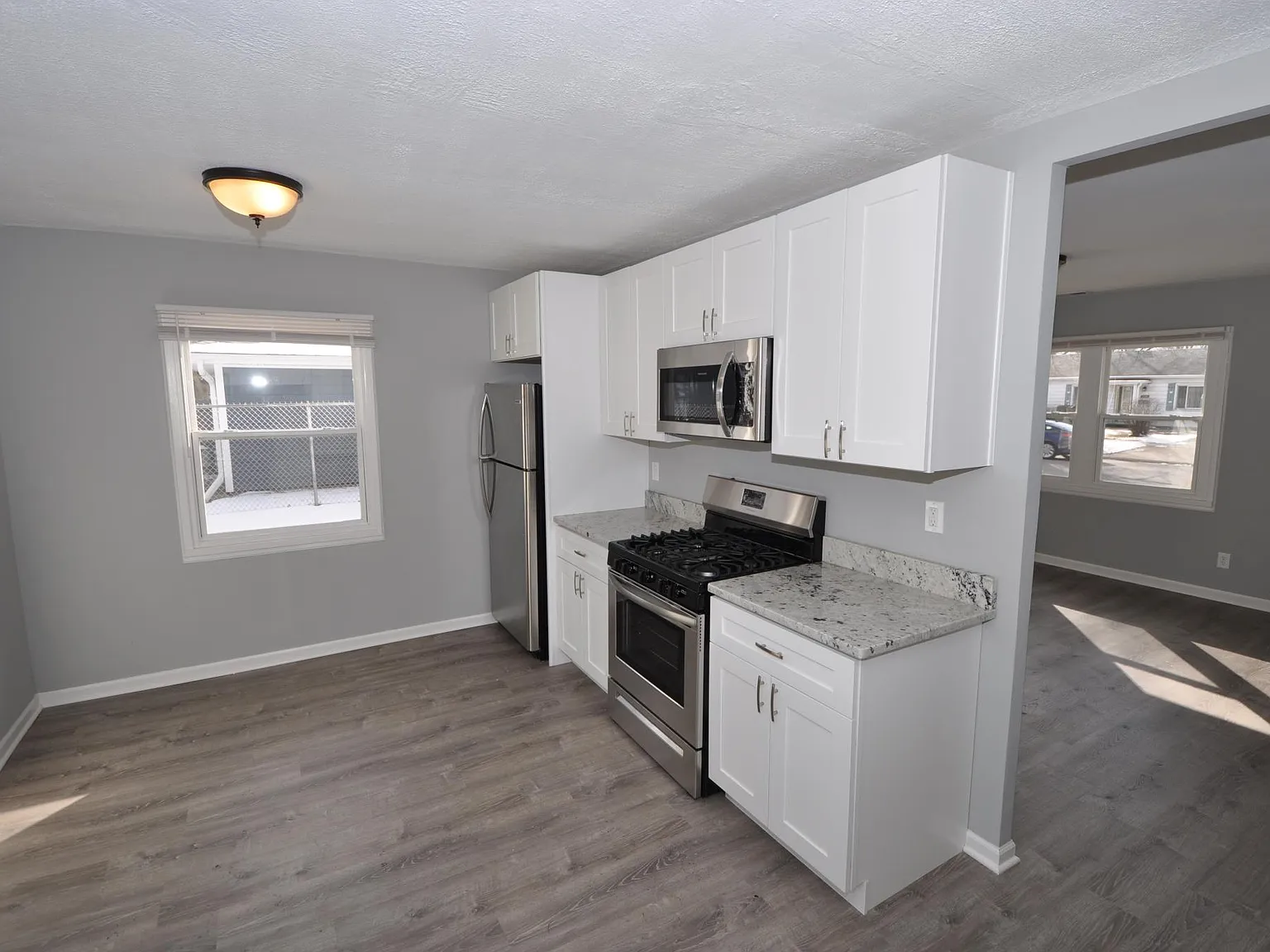 3 bed, 850 sqft, $2,000 — Photo 2