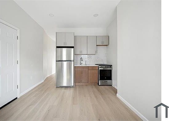 4th image of 931 E Woodlawn Ave Floor 2