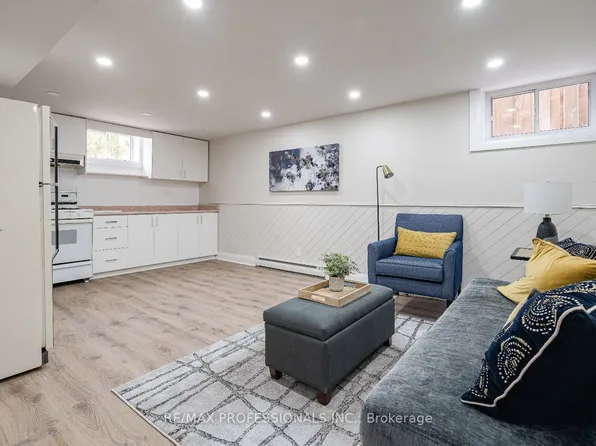 364 Rathburn Rd, Toronto, ON M9B 2M1