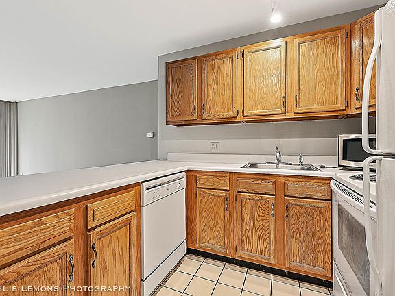 4th image of 5820 Oakwood Dr Unit 2J