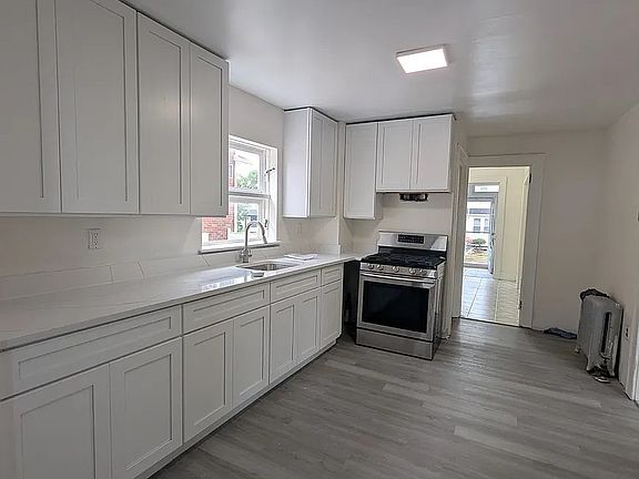 5th image of 447 Ainsworth St