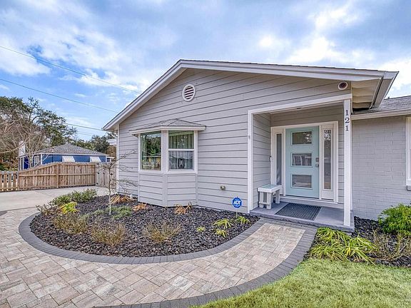 3rd image of 121 SE Gilliland Rd