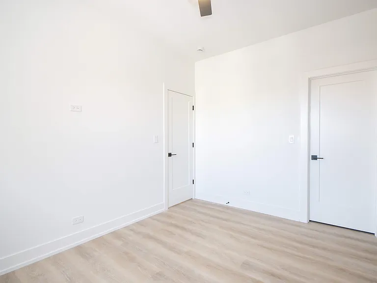 1039 W Byron St #2 — Photo 10