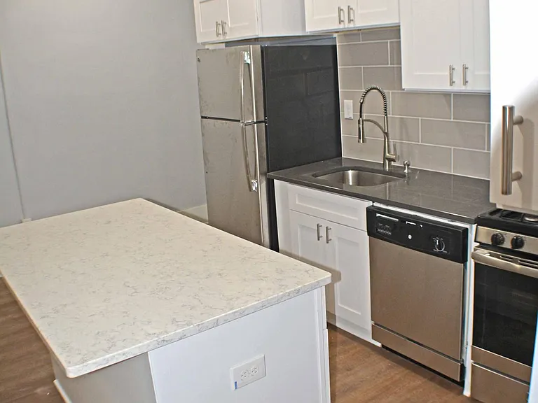 Ridgewood Apartments — Photo 9