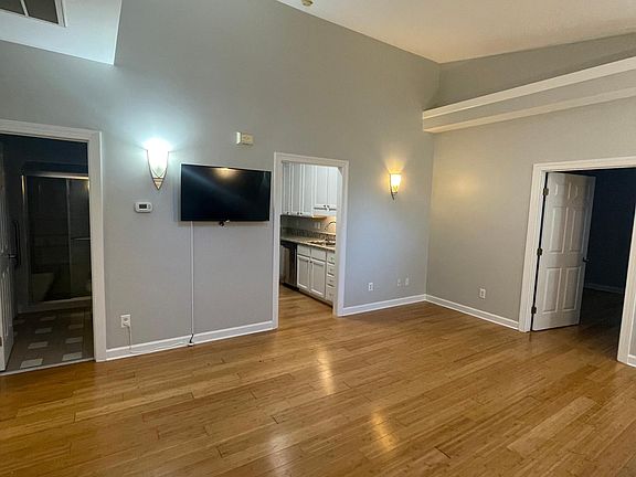 4th image of 313 Columbia Pl E #313