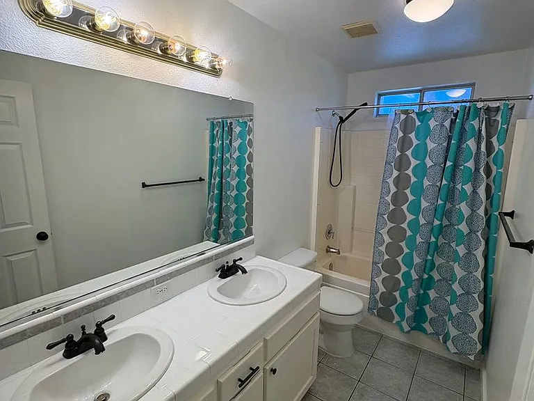 534 W Russell Ave — Photo 8