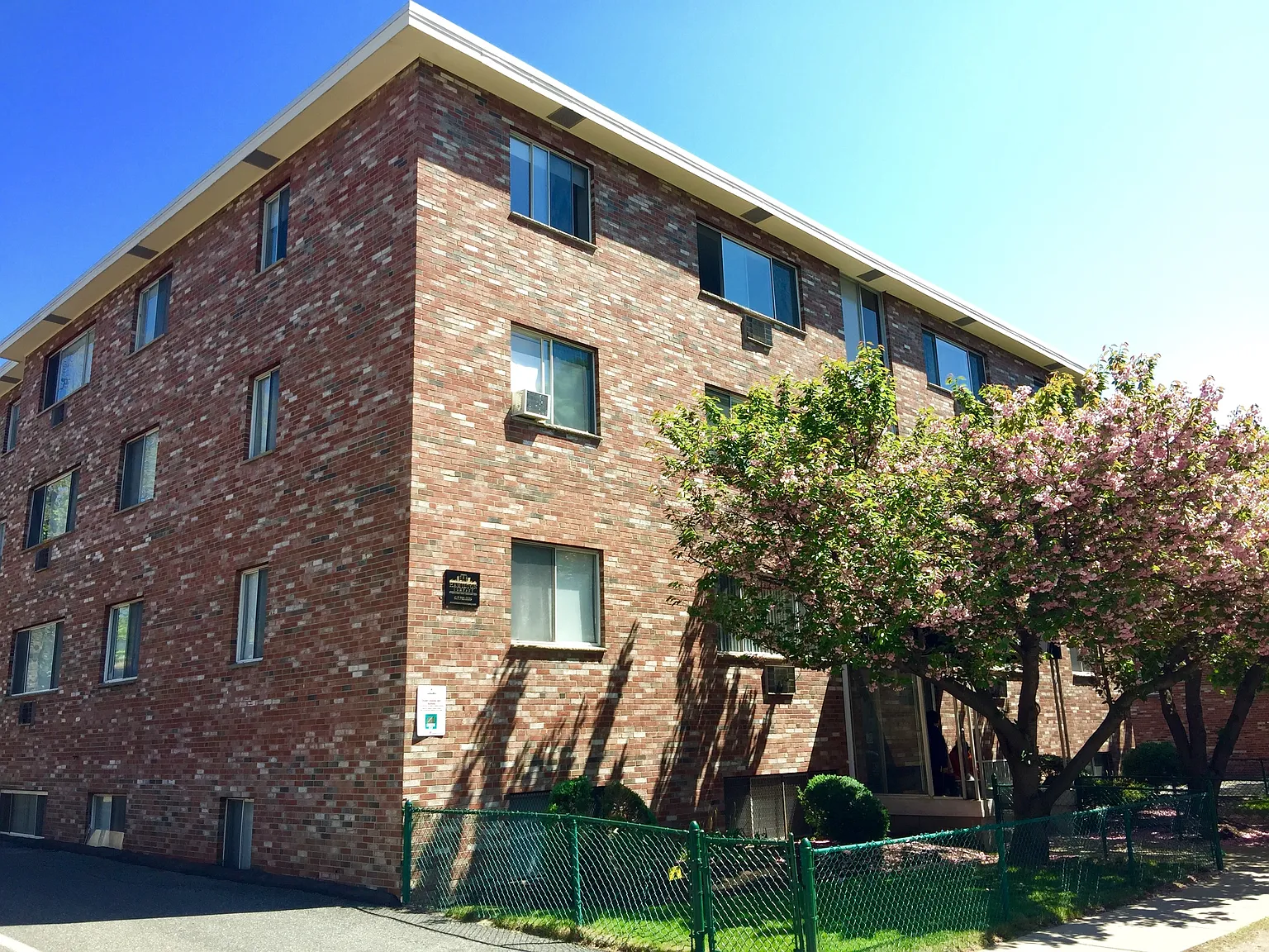 Gardner Street Apartments — Photo 3