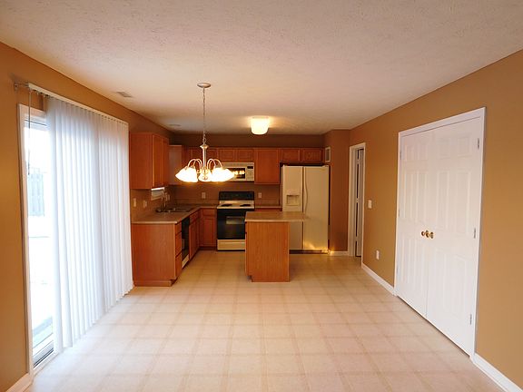 Large Eat-In Kitchen