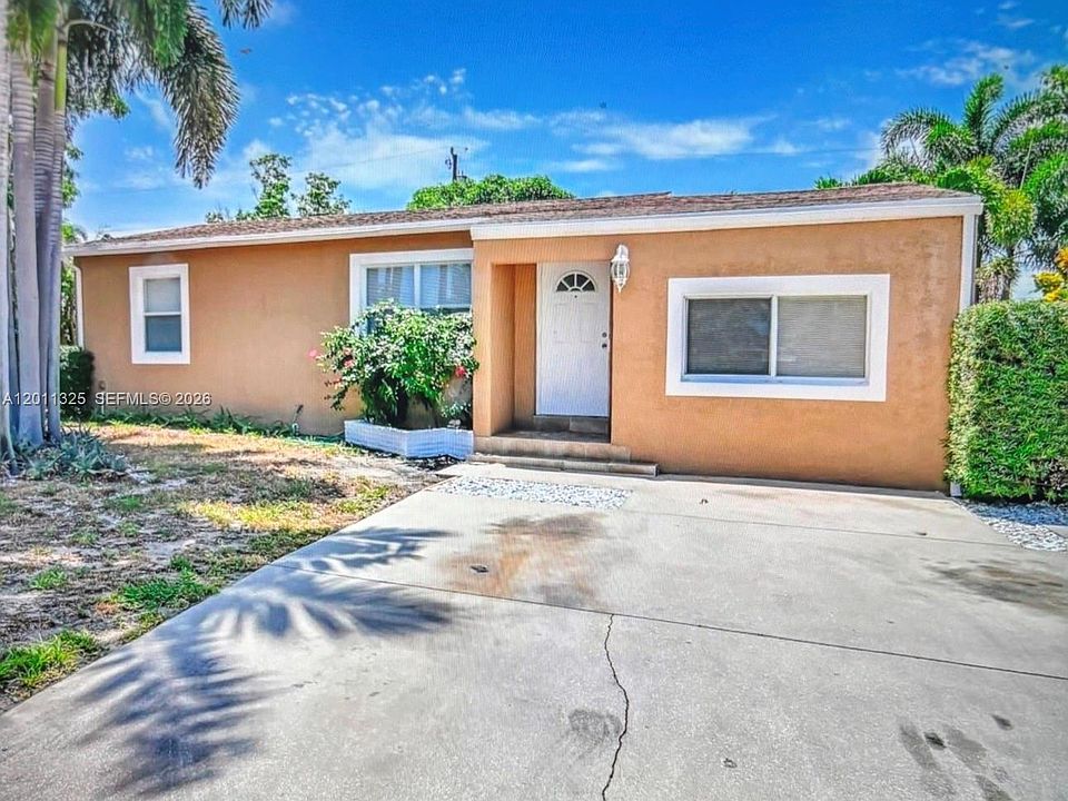 1st image of 822 Avenida Hermosa