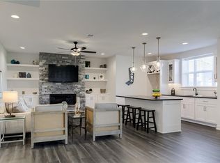 9172 Green Rd, Lenexa, KS 66227