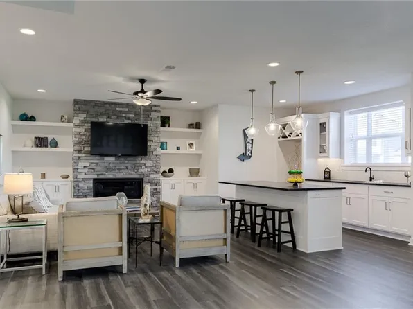 9172 Green Rd, Lenexa, KS 66227