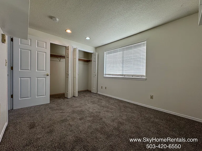 2180 Maplewood Dr S — Photo 17