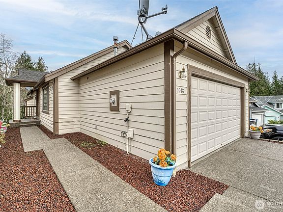 3rd image of 1048 NW Gladiola Court