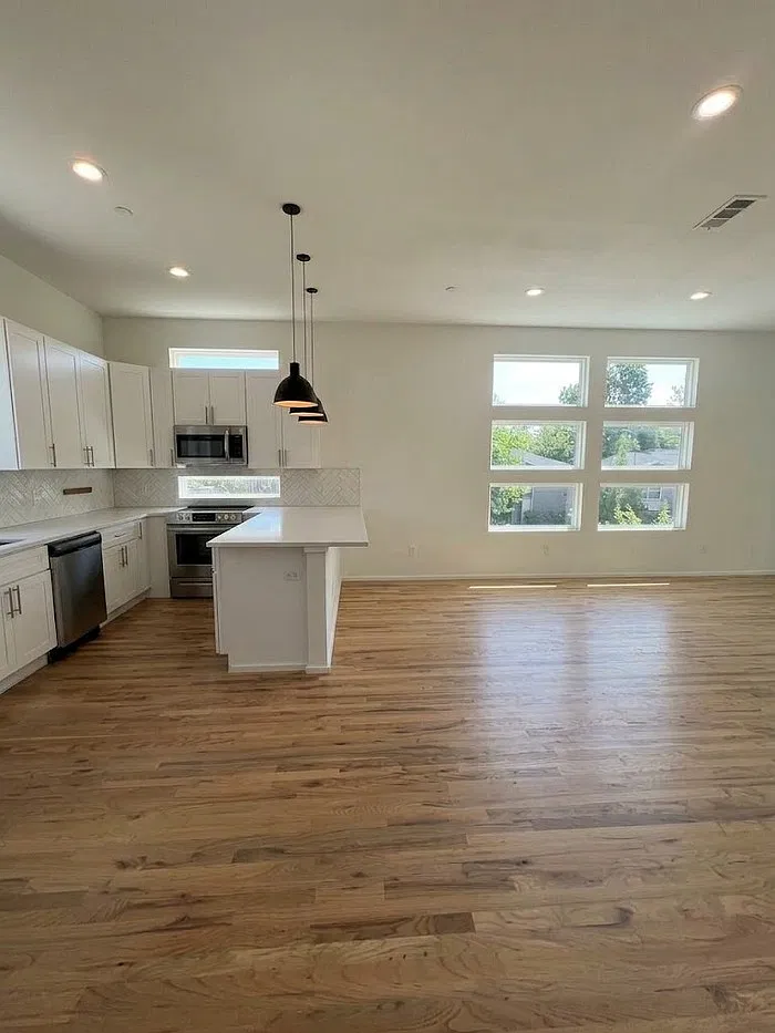 2 bed, 2.5 bath, 1561 sqft, $3,349 — Photo 3