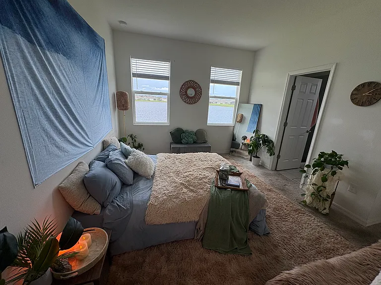 Master bedroom: Queen memory foam bed, lakeside, en-suite bath, walk in closet