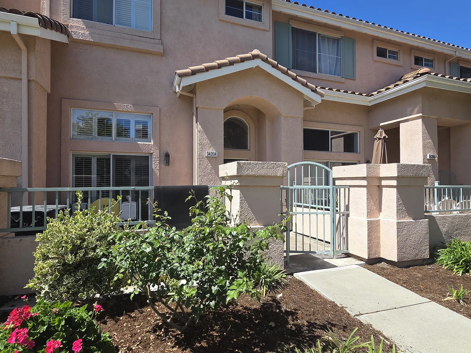 2 bed, 2.5 bath, 1395 sqft, $3,700 — Photo 2