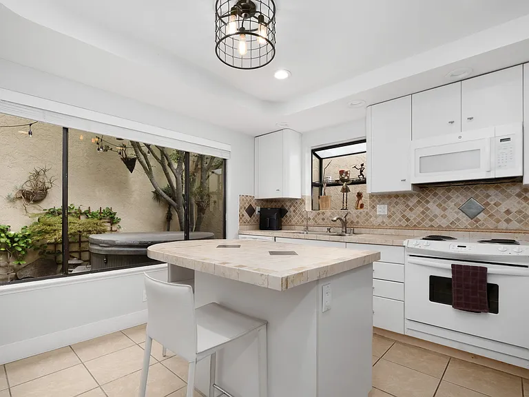 Show off your cooking skills in your bright & energetic kitchen w/Smart TV fully & fully equipped kitchen.