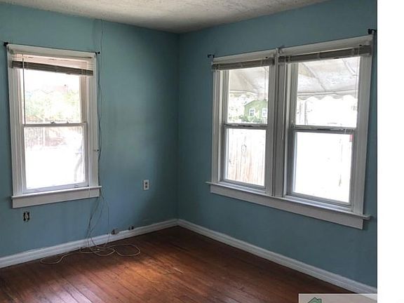 2nd image of 1609 E Linden Ave