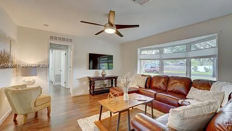 112 NE 10th Ave — Photo 16