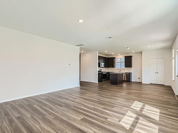 5th image of 1608 Holly Lake Dr