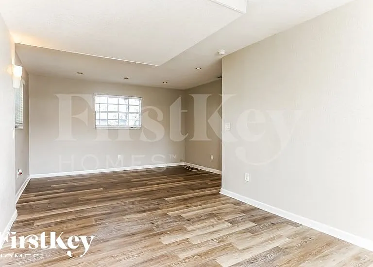 151 SE 8th St — Photo 8