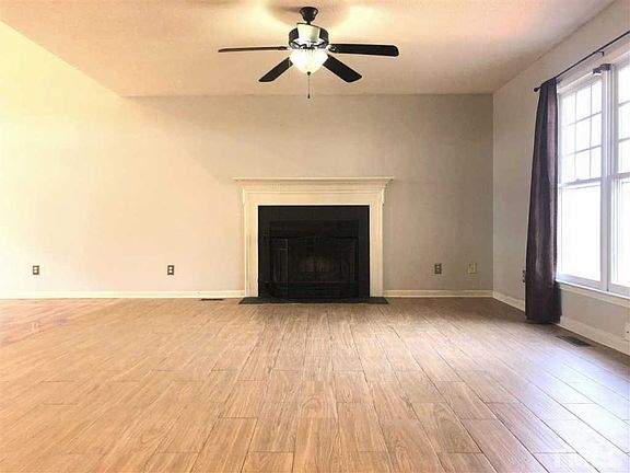 3rd image of 410 Earl Dr