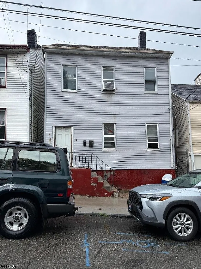 3 bed, 1.0 bath, $1,800 — Photo 2
