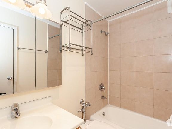 3rd image of 525 W Hawthorne Pl #115