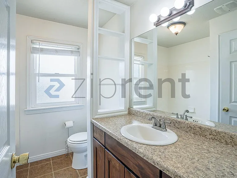 696 N Center St — Photo 13
