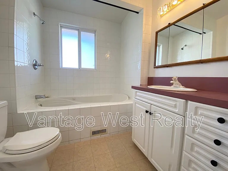 1319 Kelglen Cres #A — Photo 20