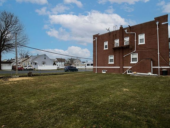 5th image of 439 Willow Ave APT 3