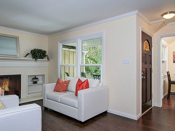 Entry/Living Room