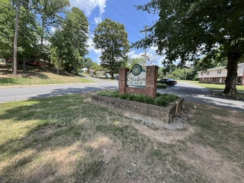 2 bed, 1.5 bath, $950 — Photo 2