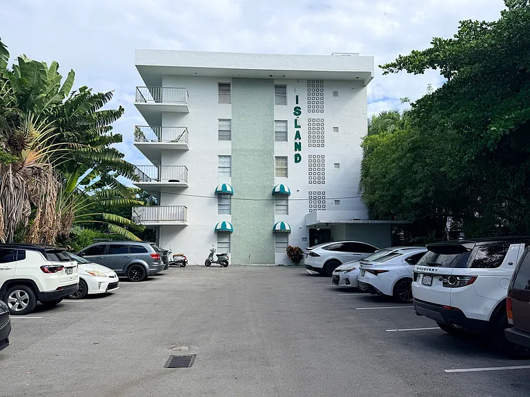 Island Apartments — Photo 11