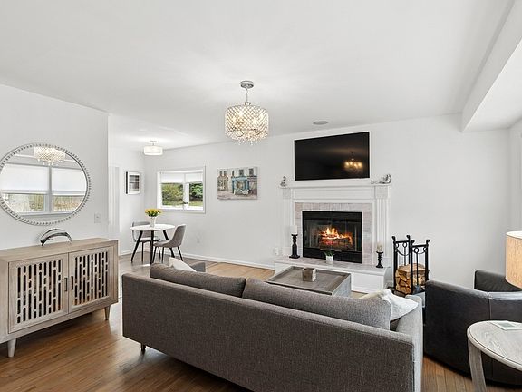 3rd image of 2 Dogwood St