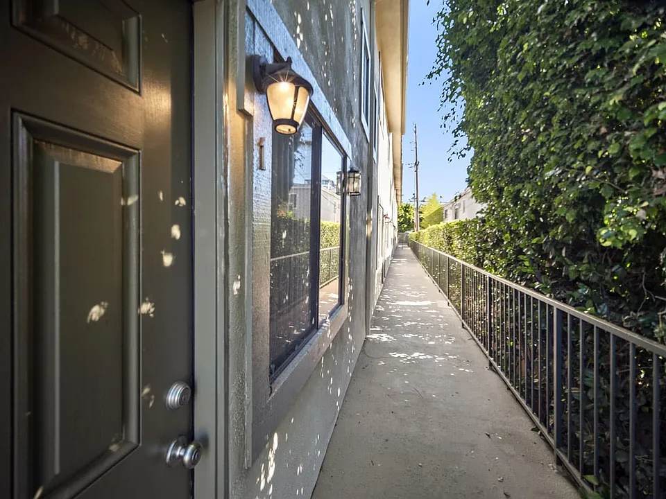 1206 Viola Ave