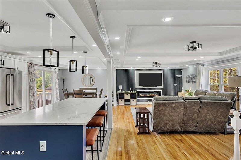 3rd image of 4 Wildwood Avenue