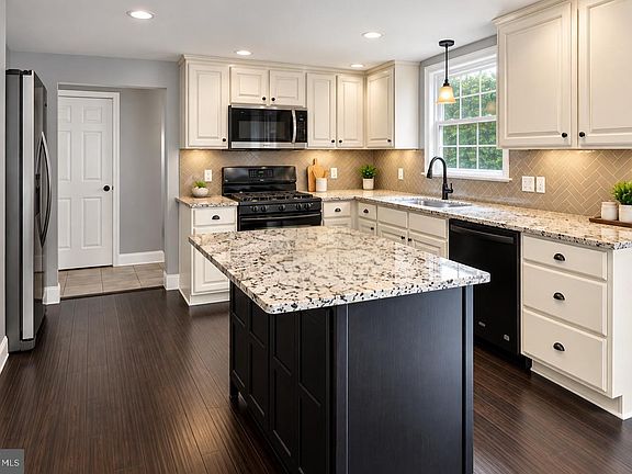 5th image of 222 Bainbridge Cir